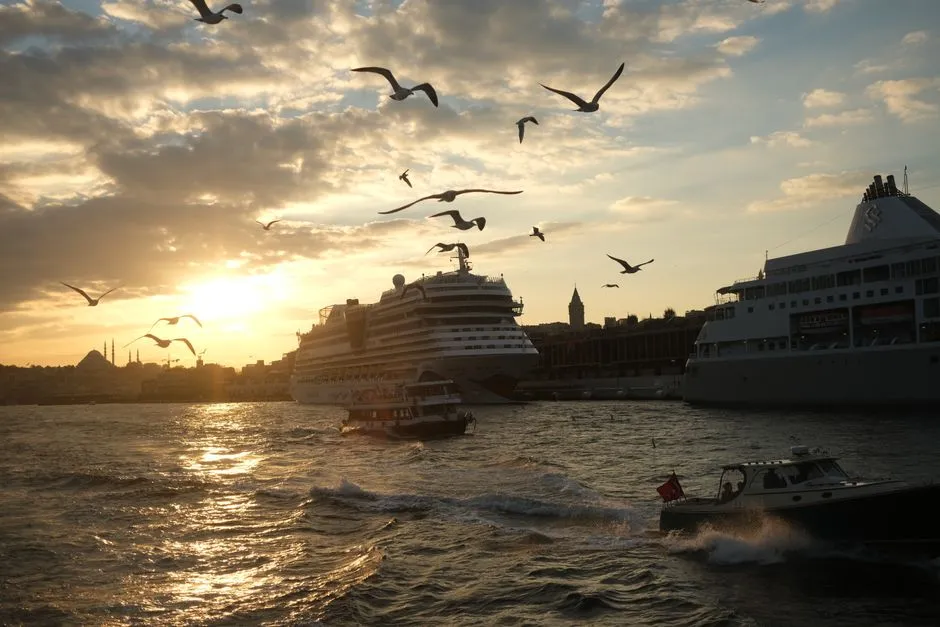 The Social Horn: Salutes, Departures, and Port Traditions (Image Credits: Pexels)