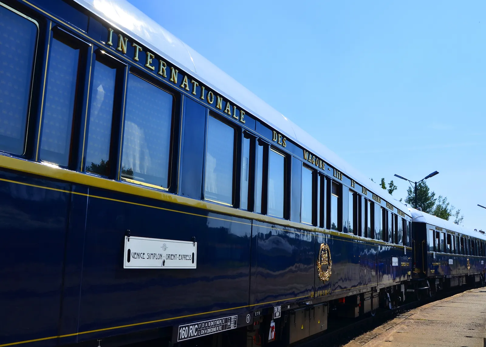 The Venice Simplon-Orient-Express: Rolling Art Deco Across Europe (By Epistola8, CC BY-SA 4.0)