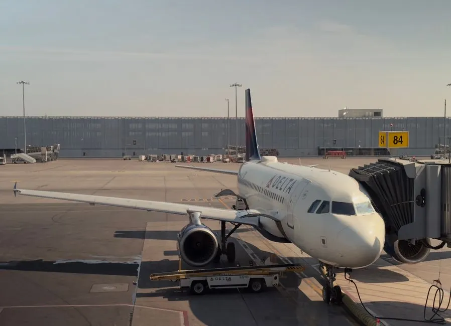 The Delta One Experience: What Passengers Actually Get (Image Credits: Pexels)