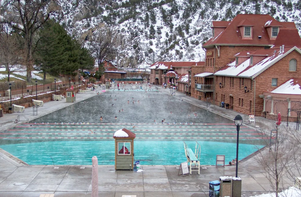 The World's Largest Hot Springs Pool - Right Off I-70 (Loco Steve, Flickr, CC BY-SA 2.0)