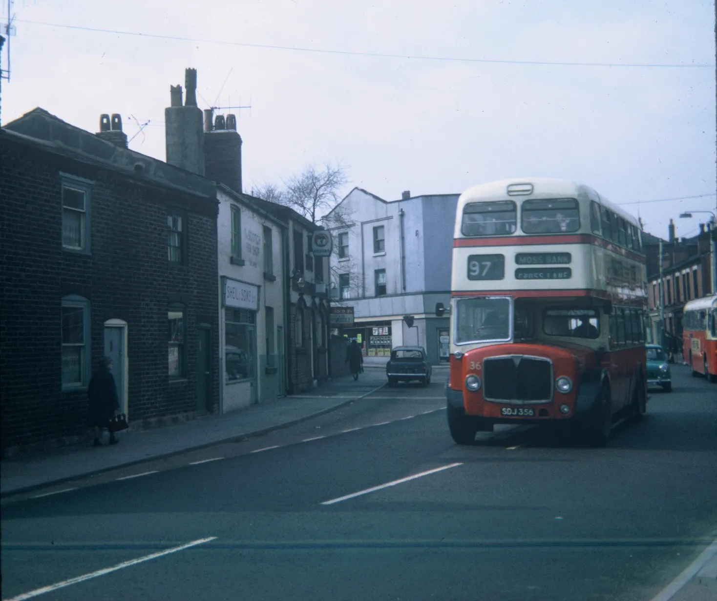 The Right Side Wins on Route 11 (From geograph.org.uk; transferred by User:Ultra7 using geograph_org2commons., CC BY-SA 2.0)