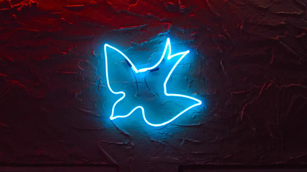 The Blue Swallow Motel: Neon as Living Architecture (walkinguphills, Flickr, CC BY 2.0)