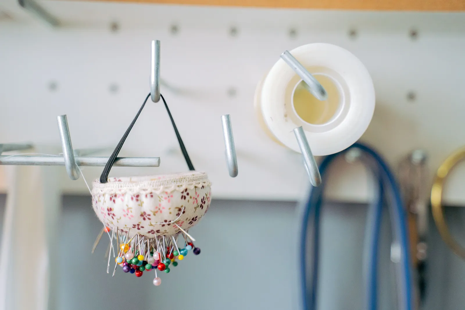 Combining the Organizer with Other Vertical Storage Tricks (Image Credits: Pexels)