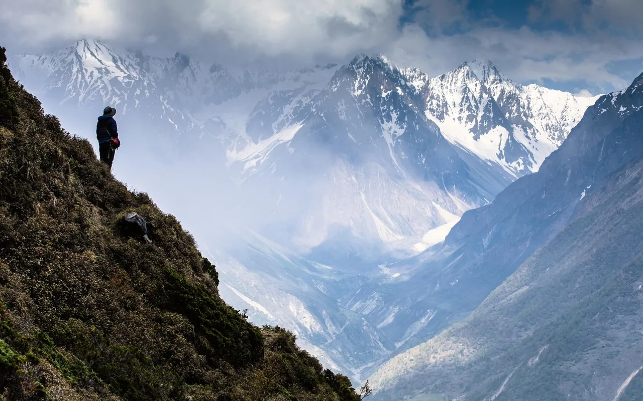 The Rocky Mountaineer: A Benchmark for Luxury Rail in North America (Image Credits: Pixabay)