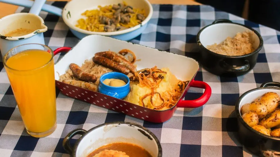 Dinner, the DeSoto House, and Leaving Well (Image Credits: Pexels)