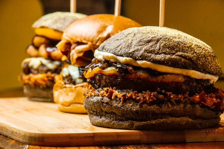 The Classic Lettuce, Tomato, and Pickle Trio (Image Credits: Pexels)