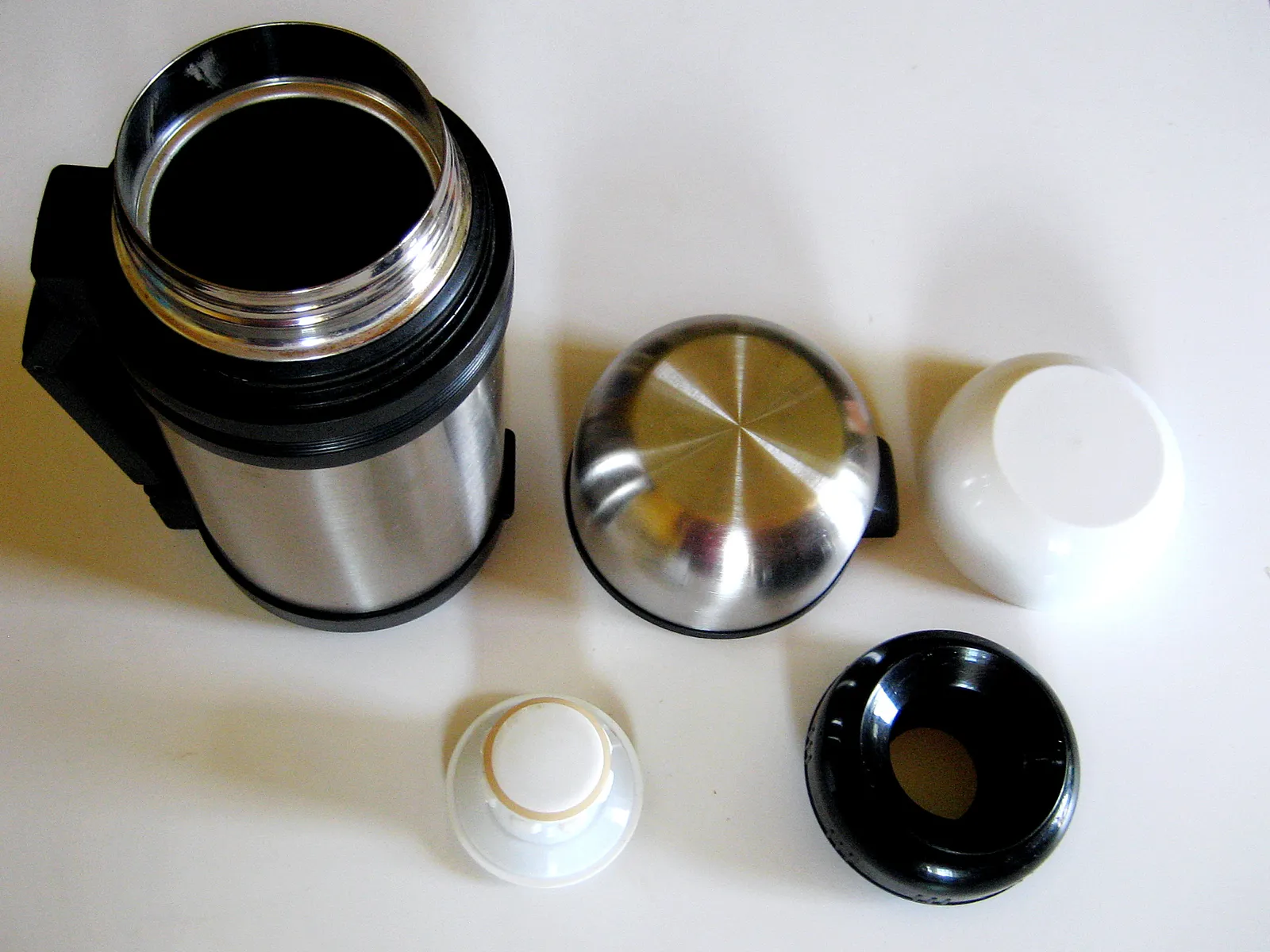 A Quality Reusable Water Bottle and Insulated Thermos (By Schekinov Alexey Victorovich, CC BY-SA 4.0)