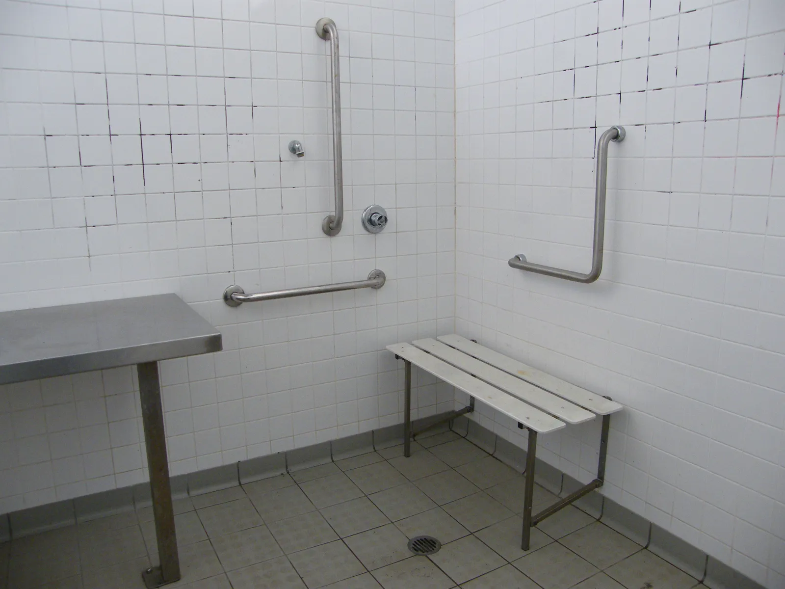 Roll-in Showers with Fold-Down Benches (By John Robert McPherson, CC BY-SA 4.0)