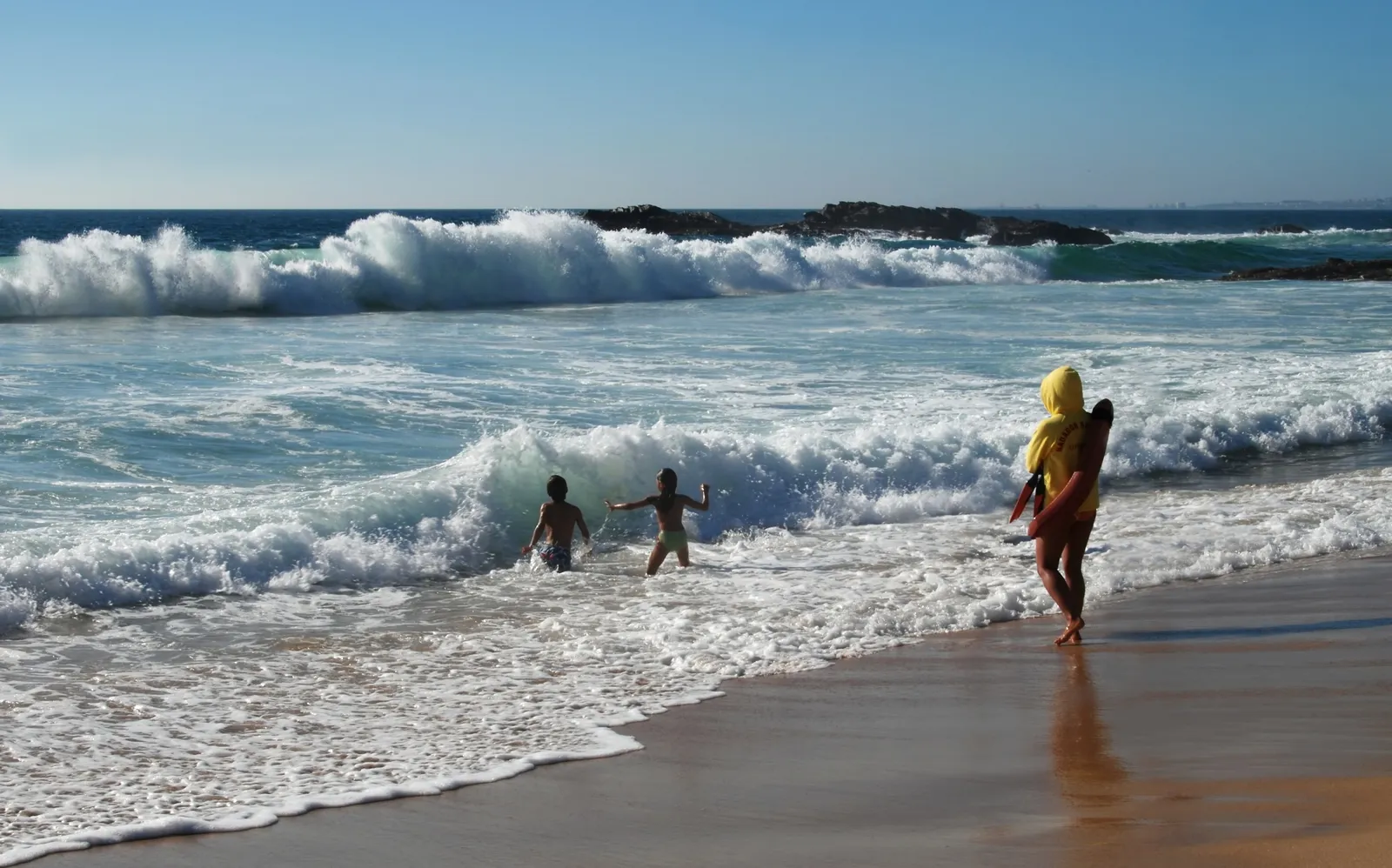Swimming Outside the Flags: The Core of the Problem (By Alvesgaspar, CC BY-SA 3.0)