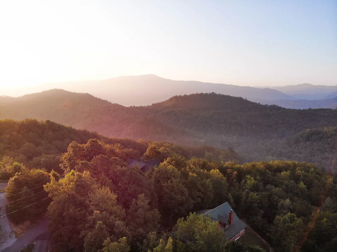 1. Robbinsville, North Carolina - The Nantahala Hideaway (Image Credits: Unsplash)