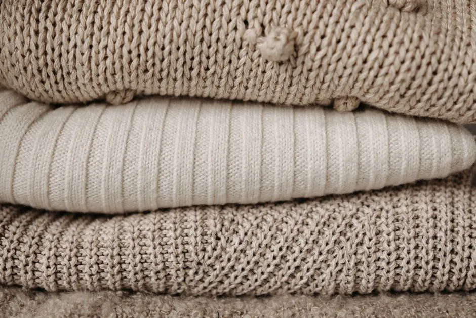 2. Wearing Bulky or Out-of-Season Clothing (Image Credits: Pexels)