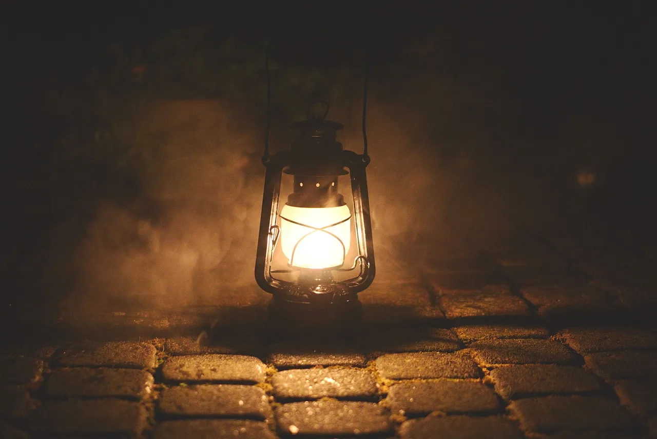 Thirteen Whale Oil Lamps and the First Keeper (Image Credits: Pixabay)