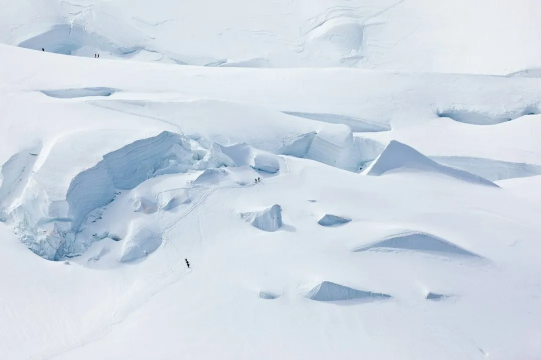 Wet Snow Avalanches Are a Spring Danger That Extends Year-Round (Image Credits: Unsplash)