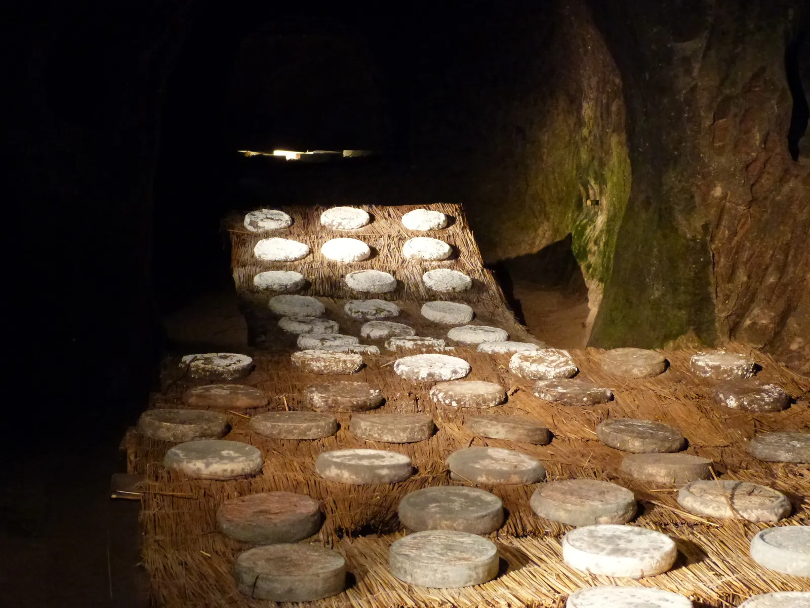 What Makes a Cave Different from a Cold Room (By Daieuxetdailleurs, CC BY-SA 3.0)