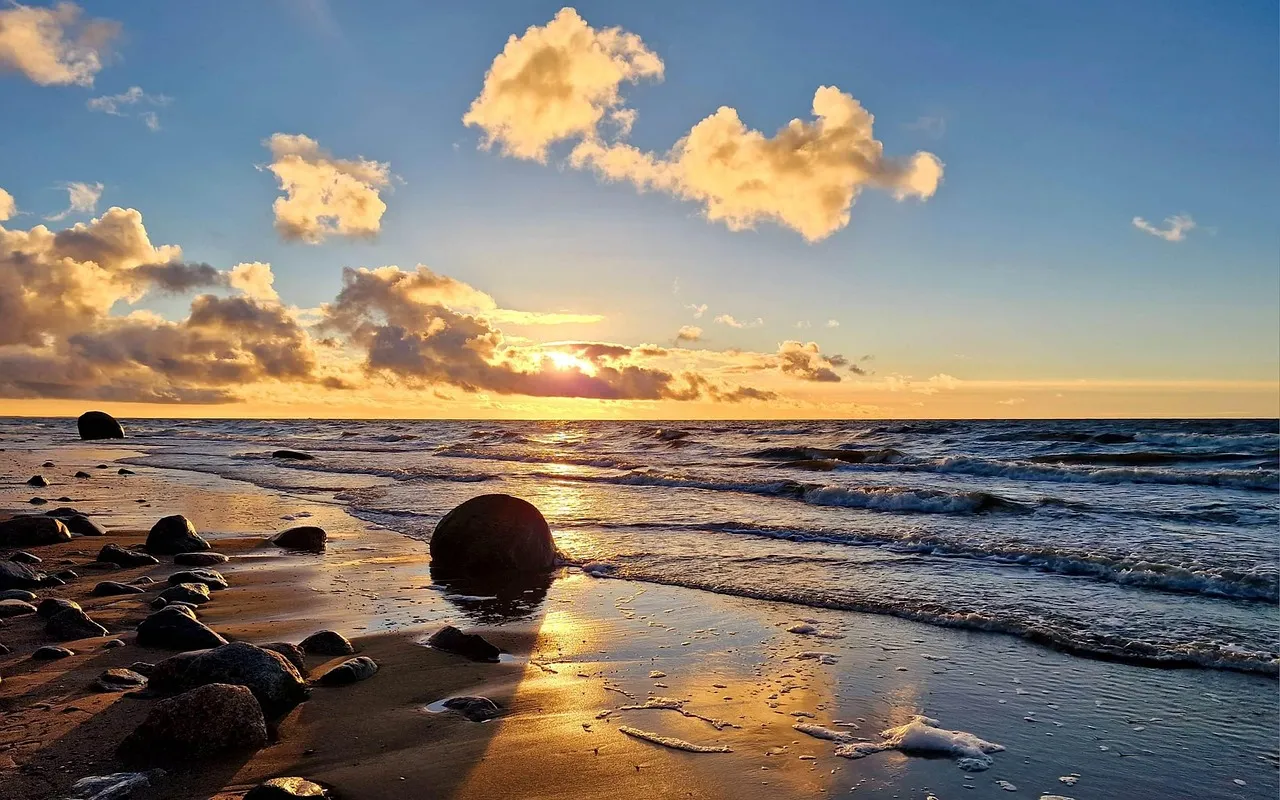 The Tilted Horizon Betrays You Especially at the Beach (Image Credits: Pixabay)