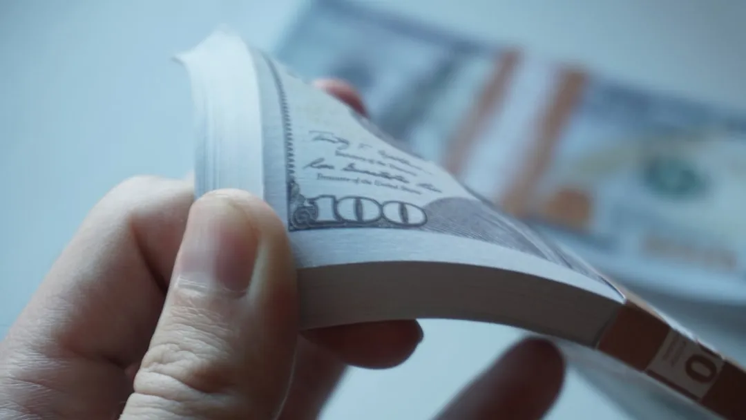 The Wrong Change and Counterfeit Currency Trick (Image Credits: Unsplash)