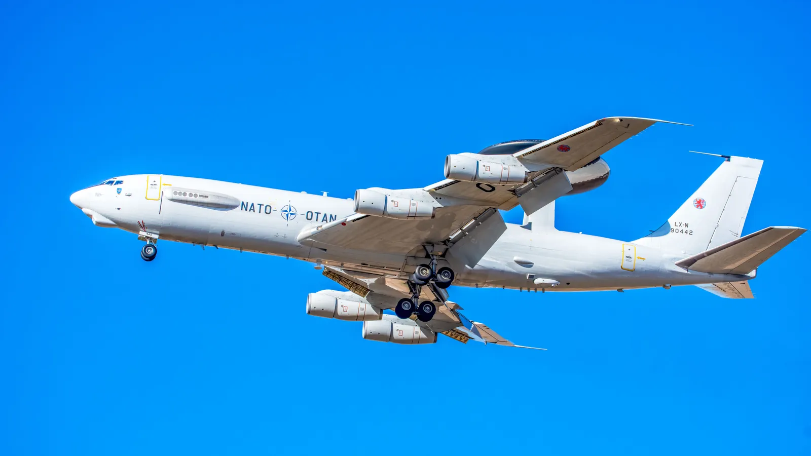The Jet Age Collapses the Continent (Image Credits: Pexels)