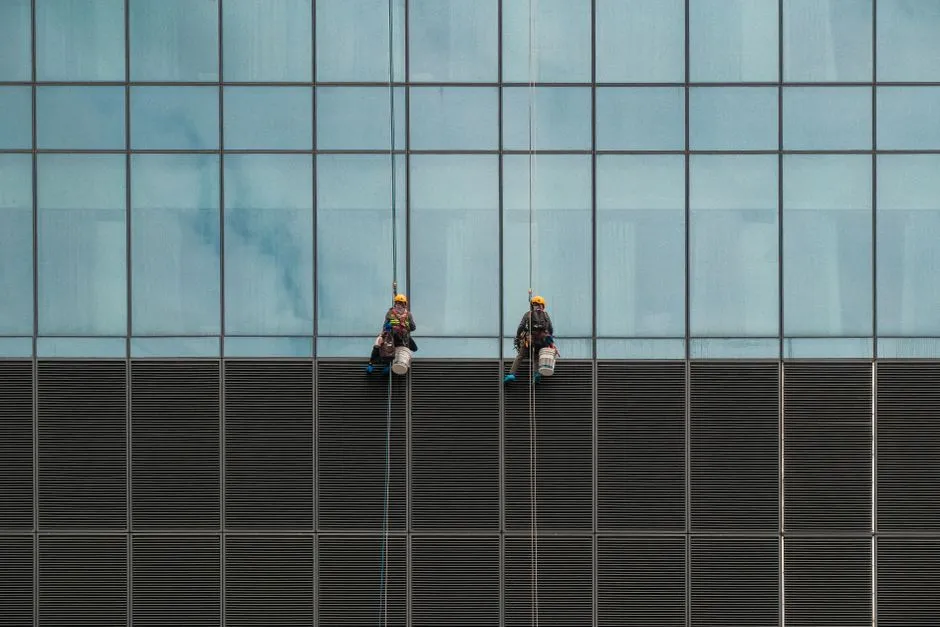 Three Rigs, One Goal: Getting to the Glass (Image Credits: Pexels)