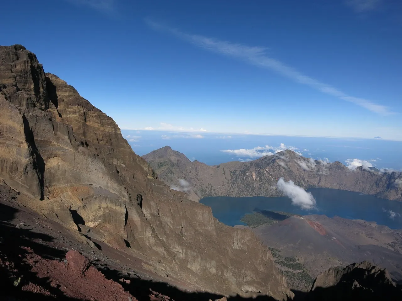 Mount Rinjani: The Trek That Changes People (Image Credits: Pixabay)