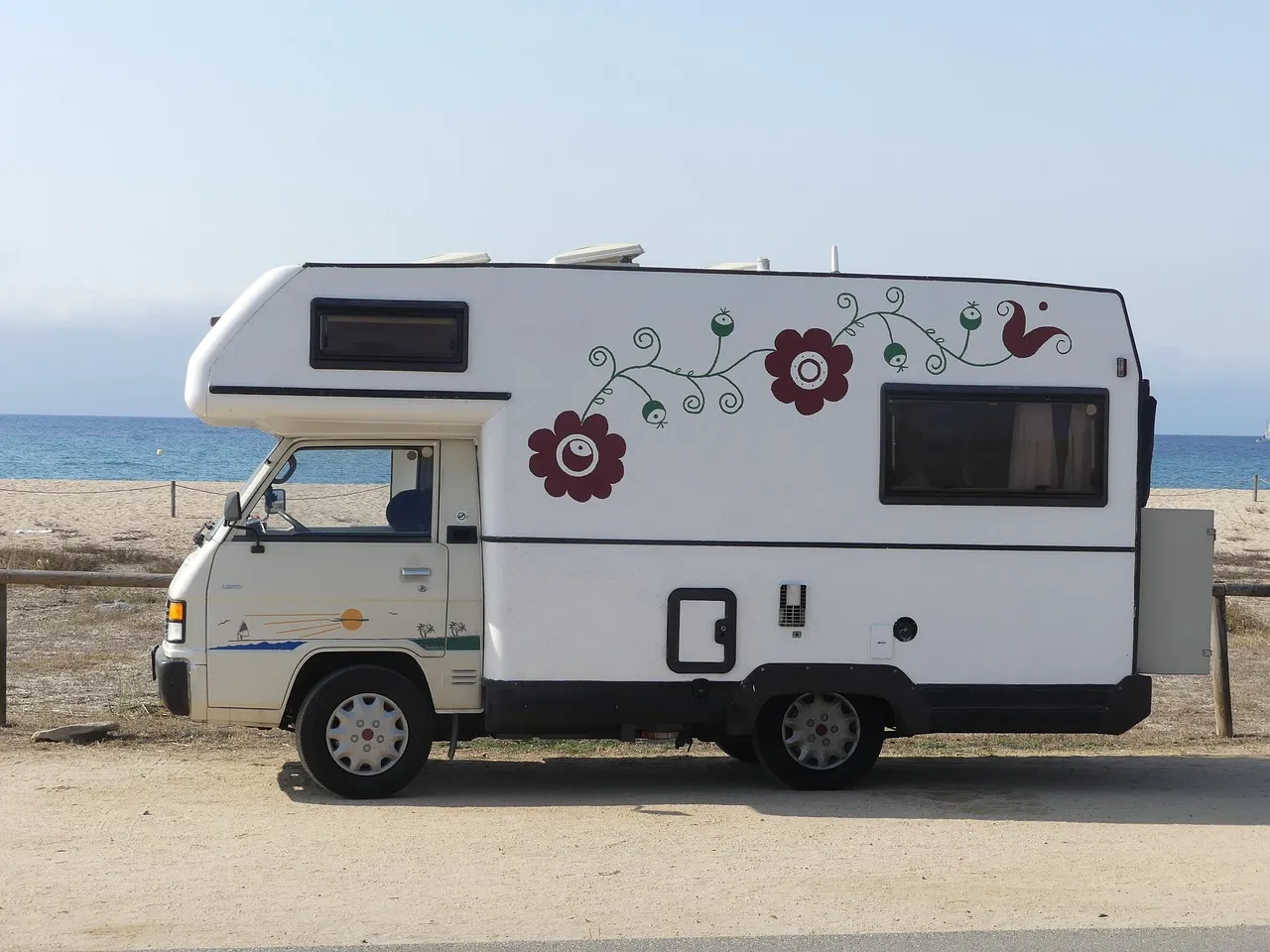 Full Hookup vs. Partial Hookup vs. Dry Camping (Image Credits: Pixabay)