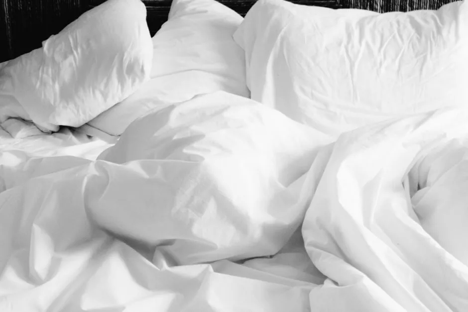 The Sheet Test: What to Look For Before You Lie Down (Image Credits: Pexels)