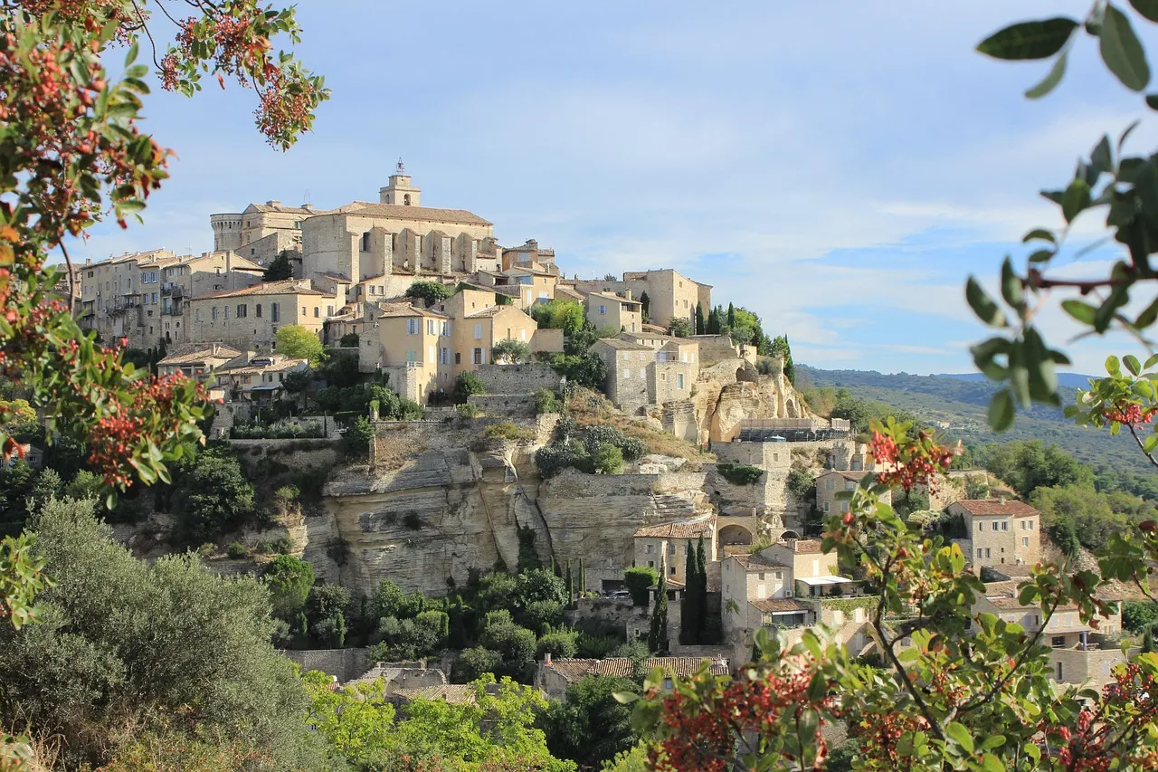 Gordes: The Village on the Rock (Image Credits: Pixabay)
