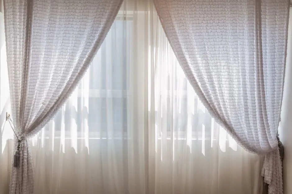 The Hanger Trick: The Simplest Fix Already in the Room (Image Credits: Pexels)