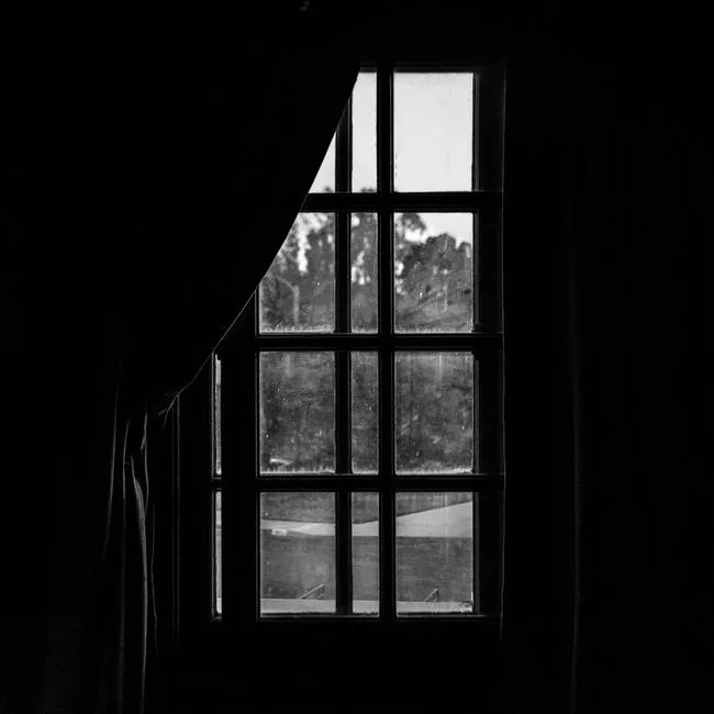The Real Reason Hotel Blackout Curtains Fail (Image Credits: Pexels)