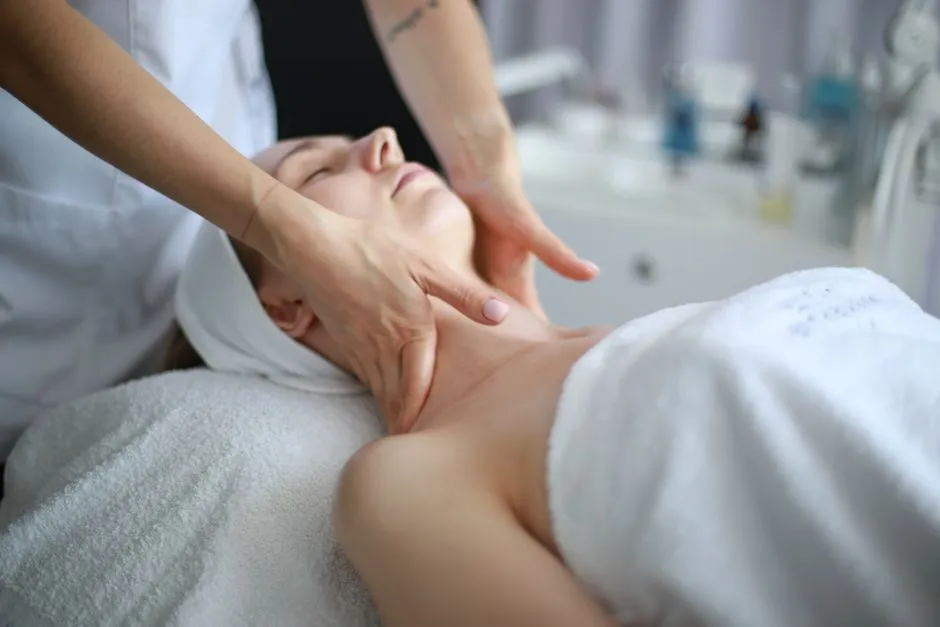 The Classic: Neck and Shoulder Massage (Image Credits: Pexels)
