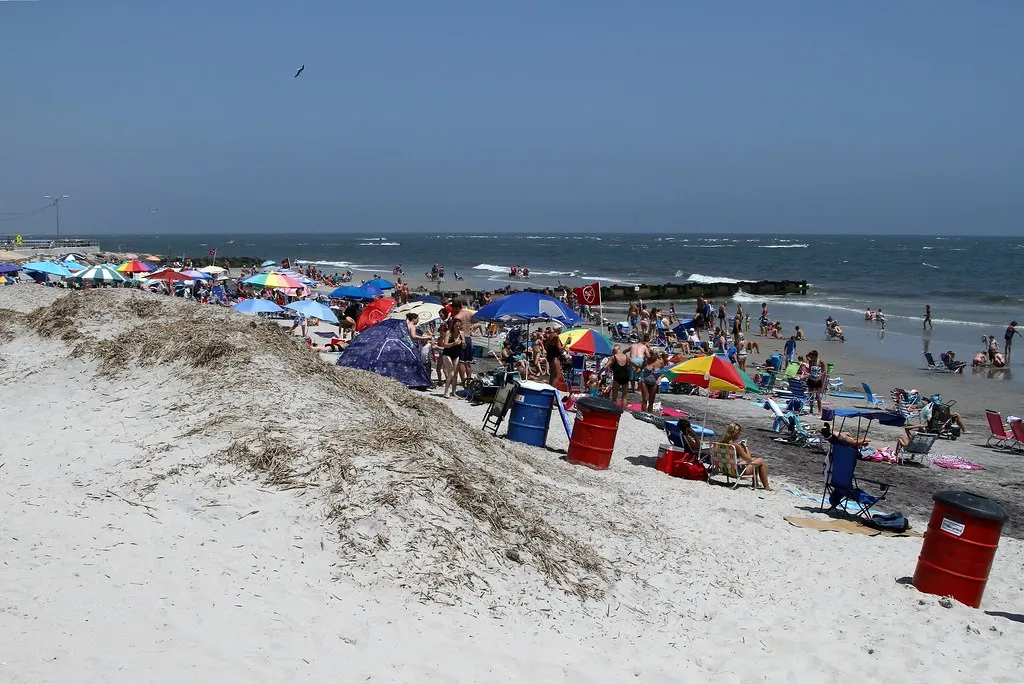 No Beach Tag, No Barrier (Jim, the Photographer, Flickr, CC BY 2.0)