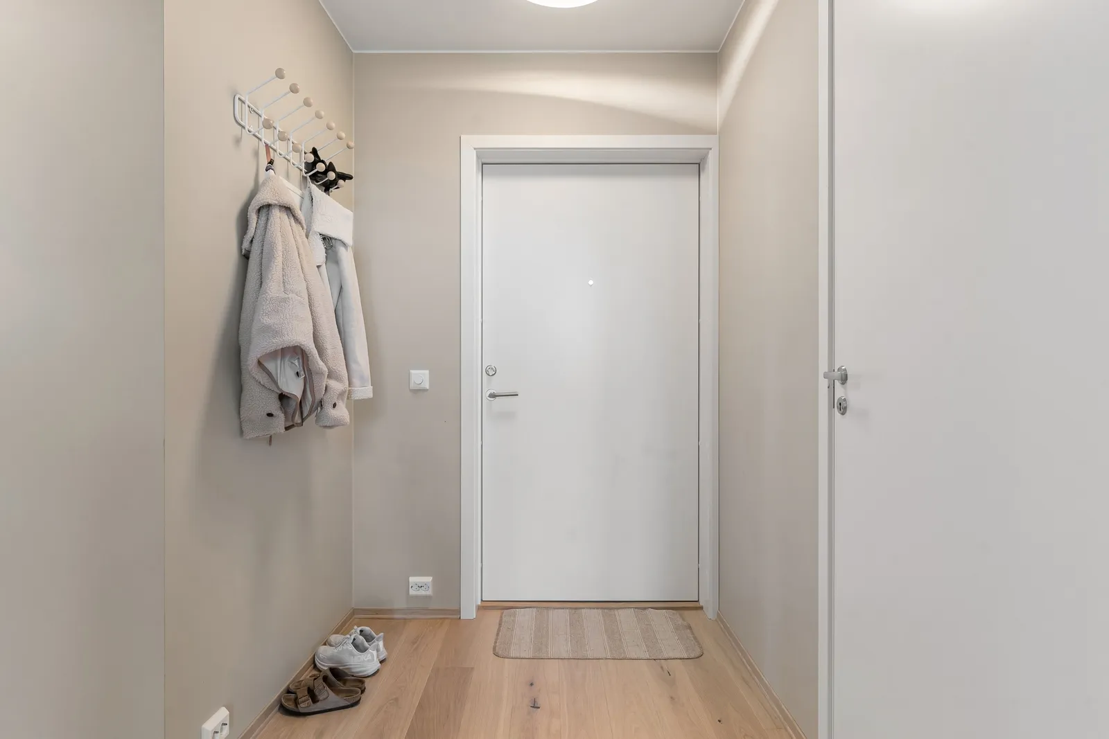 Why the Door Is the Most Underused Space in Any Cabin (Image Credits: Pexels)