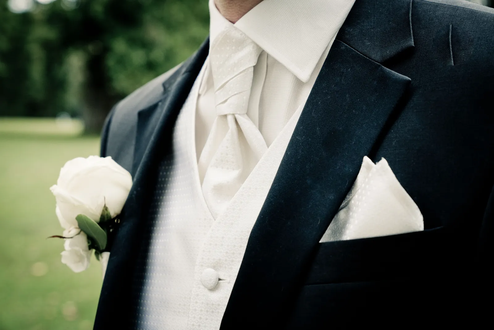 Airlines Actually Support Carrying Formal Wear Onboard (Image Credits: Pexels)
