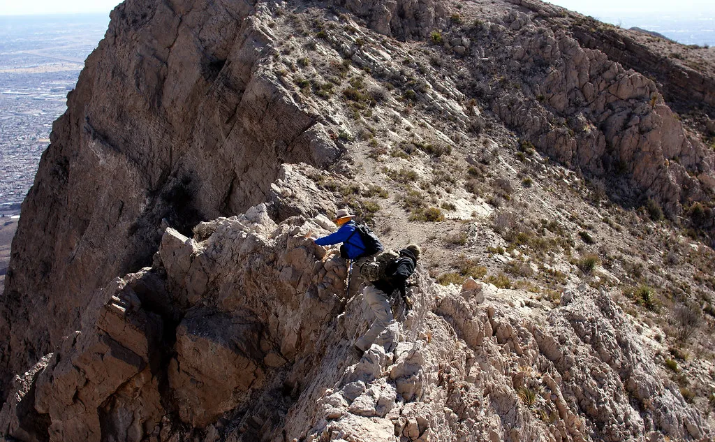 The Knife Edge: Where the Trail Gets Serious (uıɐɾ ʞ ʇɐɯɐs, Flickr, CC BY-SA 2.0)