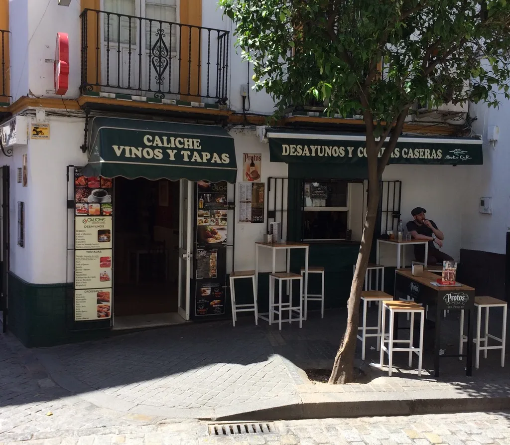 How a Tapas Crawl Actually Works in Seville (DrBob317, Flickr, CC BY-SA 2.0)