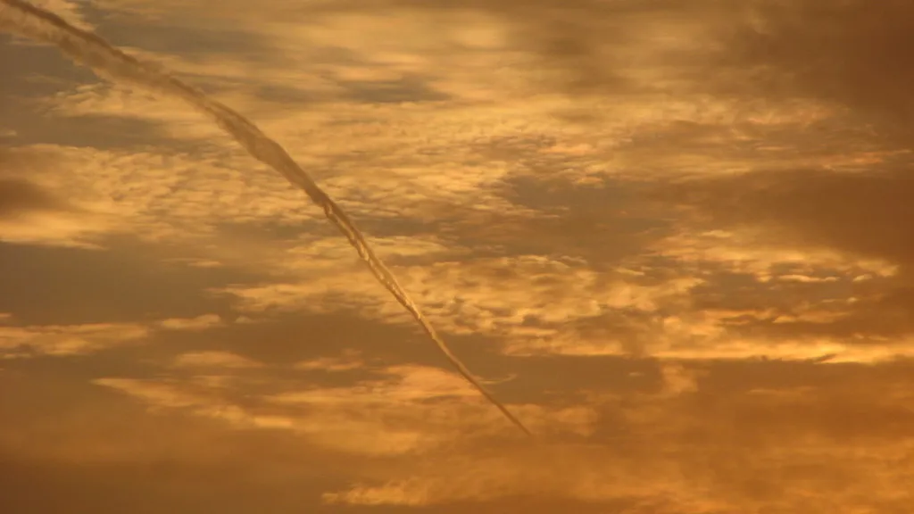 How Contrails Turn Into Cloud Cover (ЕгорЖуравлёв, Flickr, CC BY-SA 2.0)