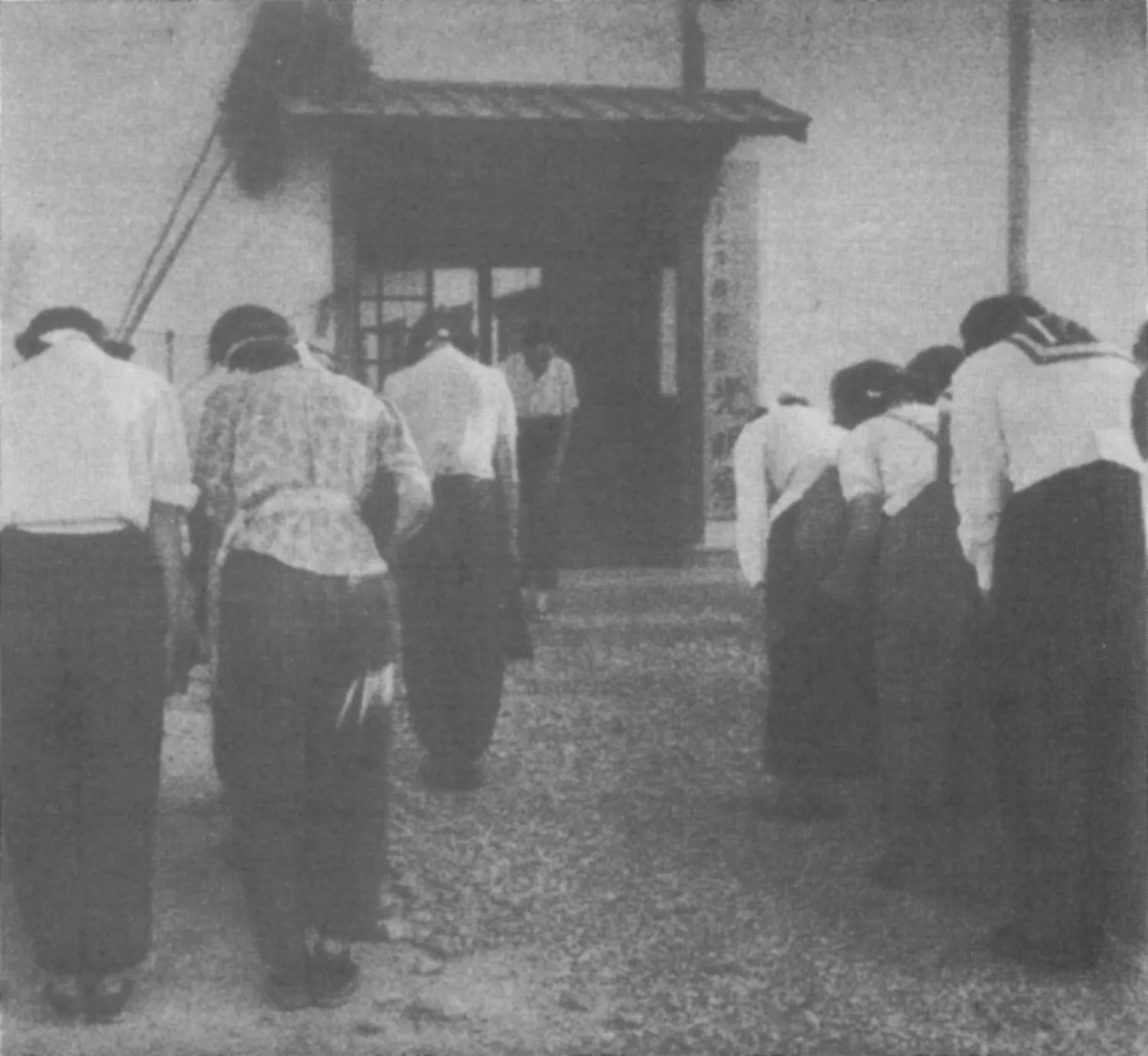 When and Where You Will Encounter It (『戦ふ朝鮮 : 写真報道』朝日新聞社, 昭和廿年六月 (Fighting Korea : Pictorial Reporting, Asahi Shimbun, June 1945), Public domain)