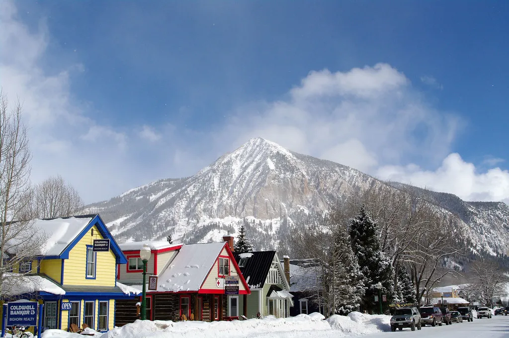 How the Town Compares to the Resort Above It (lamoix, Flickr, CC BY 2.0)