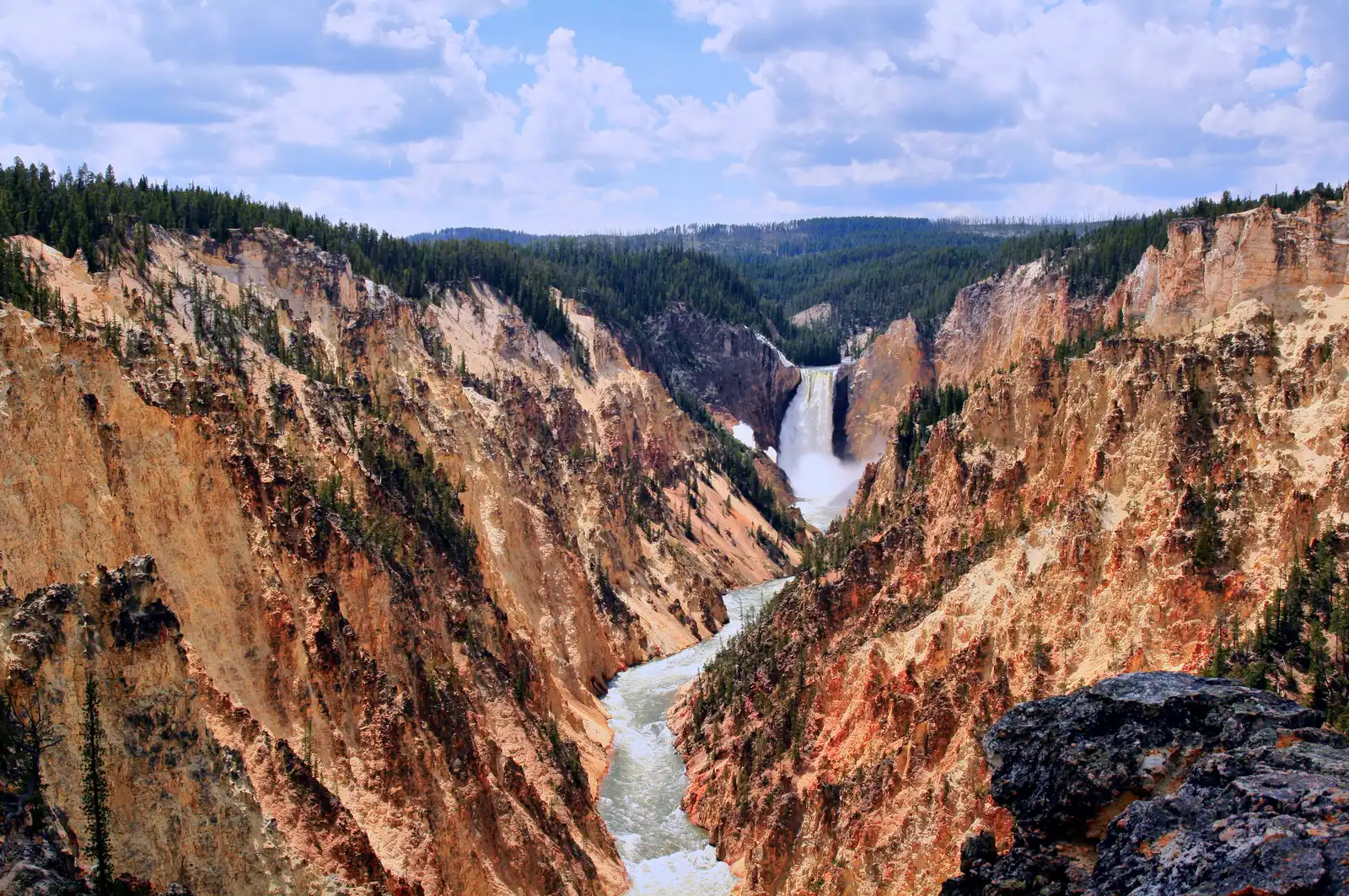 The Lower Falls of the Yellowstone River (By Brocken Inaglory, CC BY-SA 3.0)