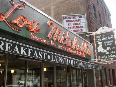Lou Mitchell's, Chicago, Illinois: Where the Mother Road Begins (TheSeafarer, Flickr, CC BY 2.0)