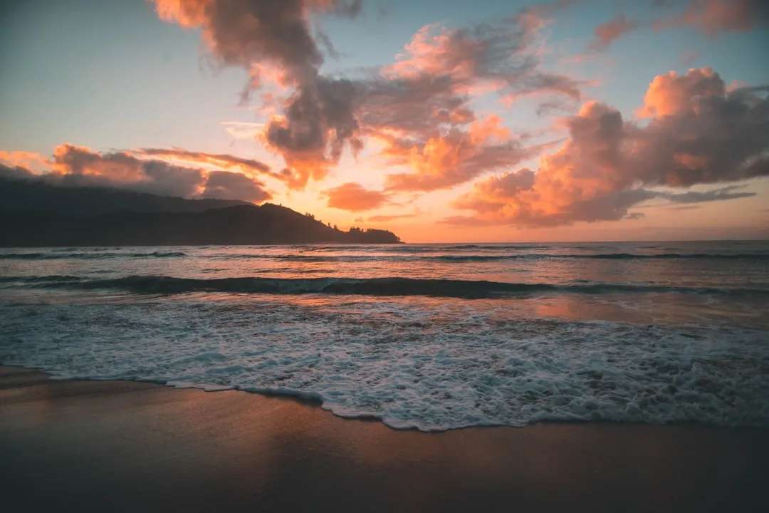 Hanalei Bay: The Star of the Shoreline (Image Credits: Unsplash)