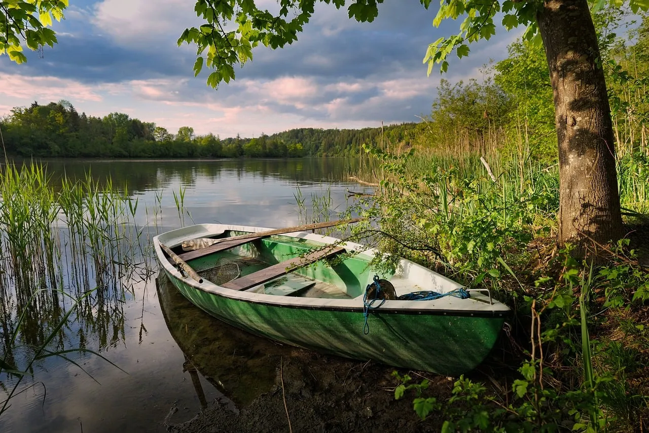 Off the Water: Trails, Golf, and the Loop (Image Credits: Pixabay)