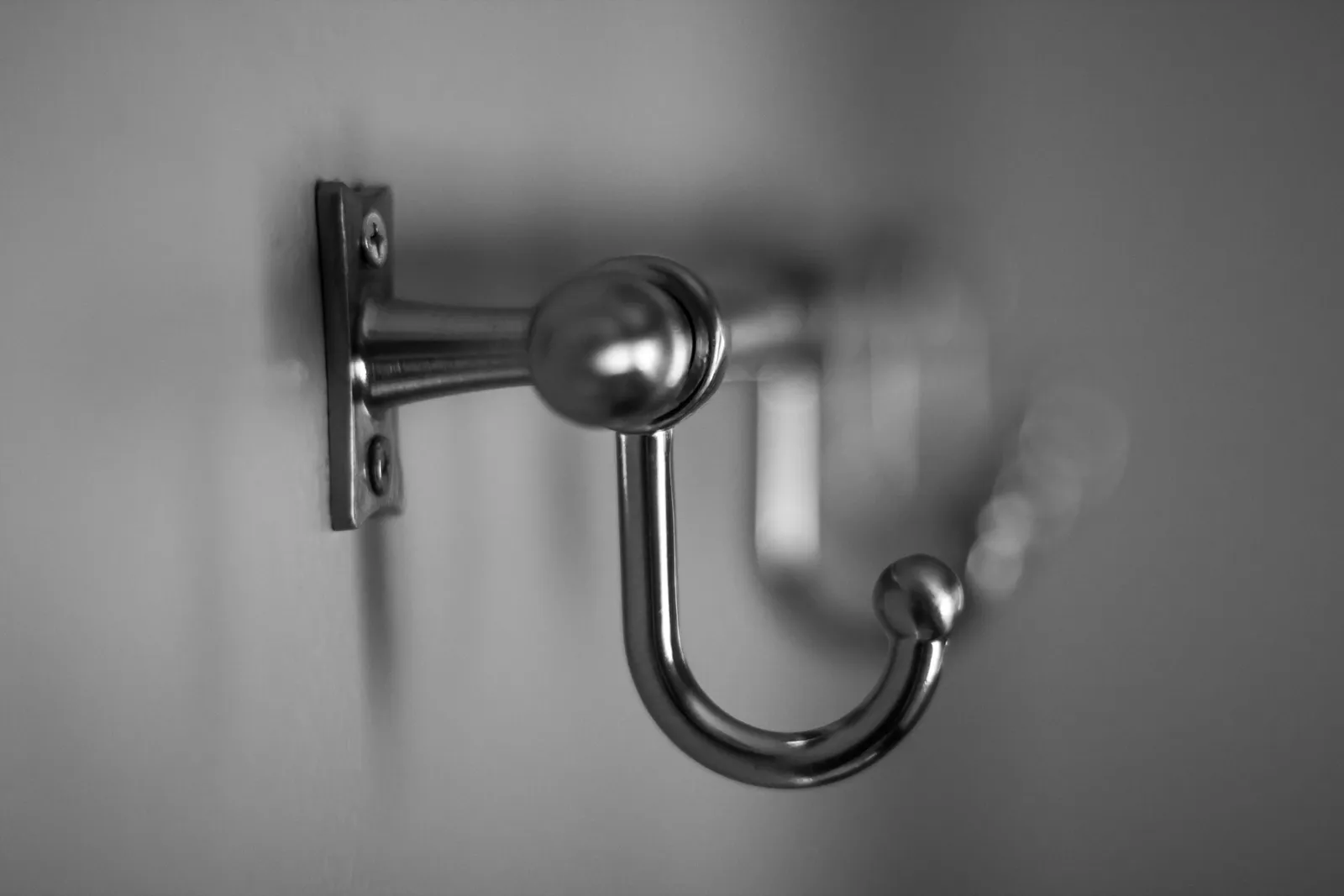 The Mounting Question: Door Hooks Versus Magnets (Image Credits: Unsplash)
