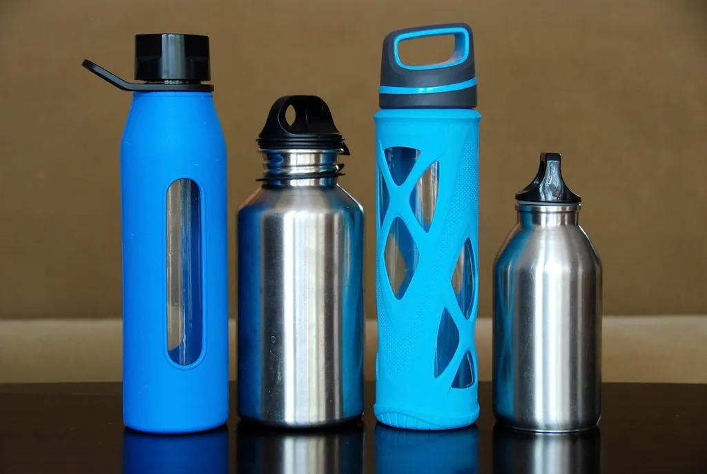 4. A Reusable Water Bottle or Hydration Aid: Drinking More Than You Think You Need (Image Credits: Rawpixel)