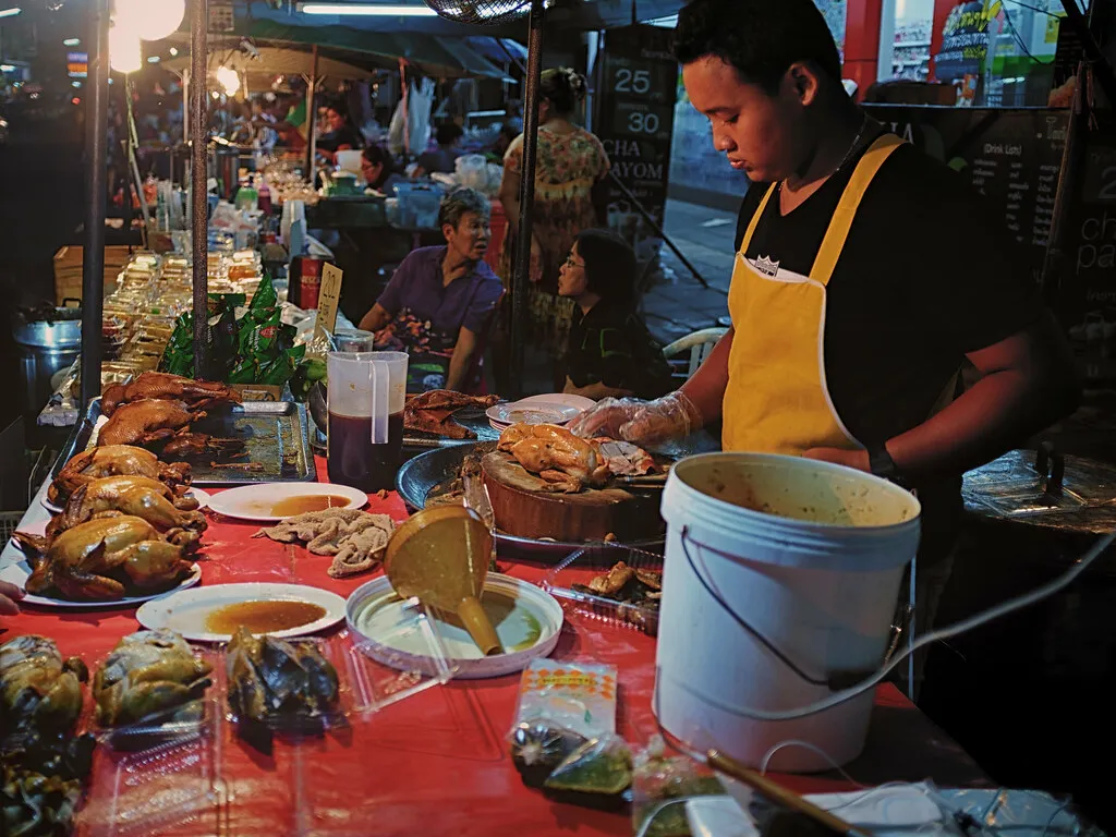 Arriving Early Means the Food Is Actually at Its Best (Alexander.Hüls, Flickr, CC BY-SA 2.0)