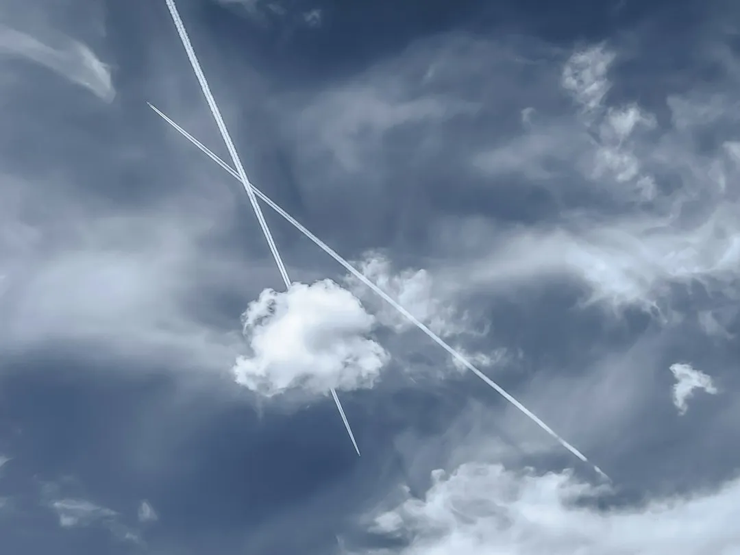 The "Chemtrails" Myth - What the Evidence Actually Says (Image Credits: Unsplash)