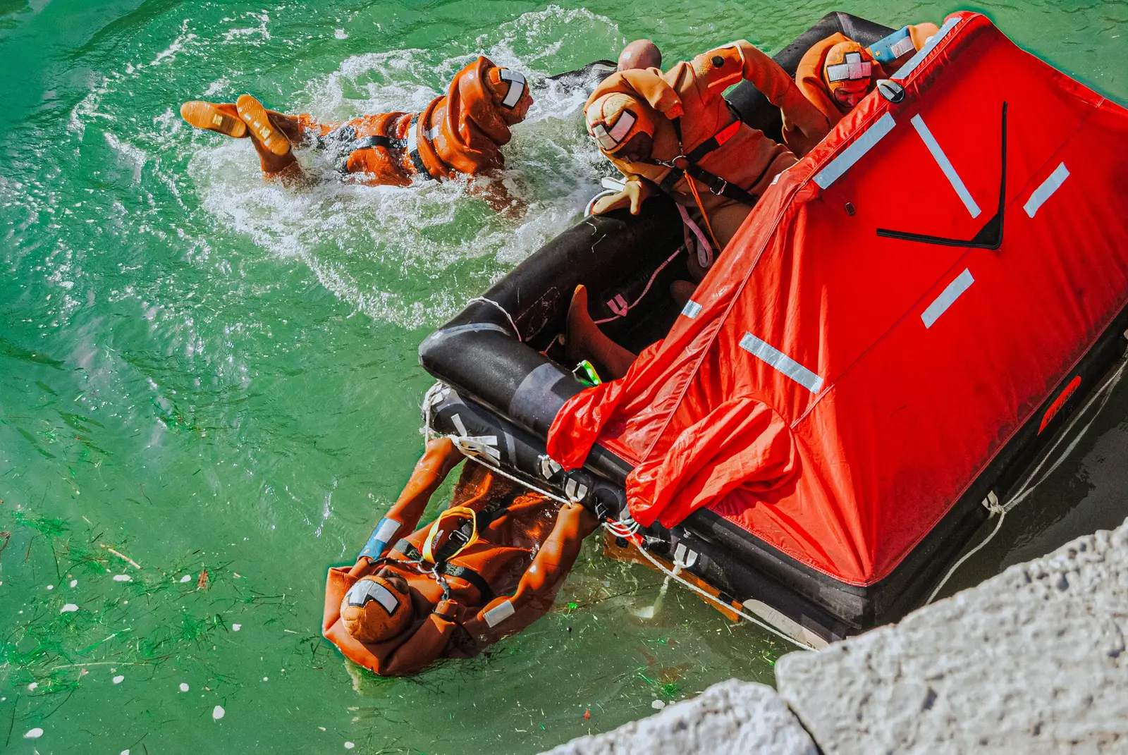 The Life Jacket Inflation Rule Most People Get Backwards (Image Credits: Pexels)