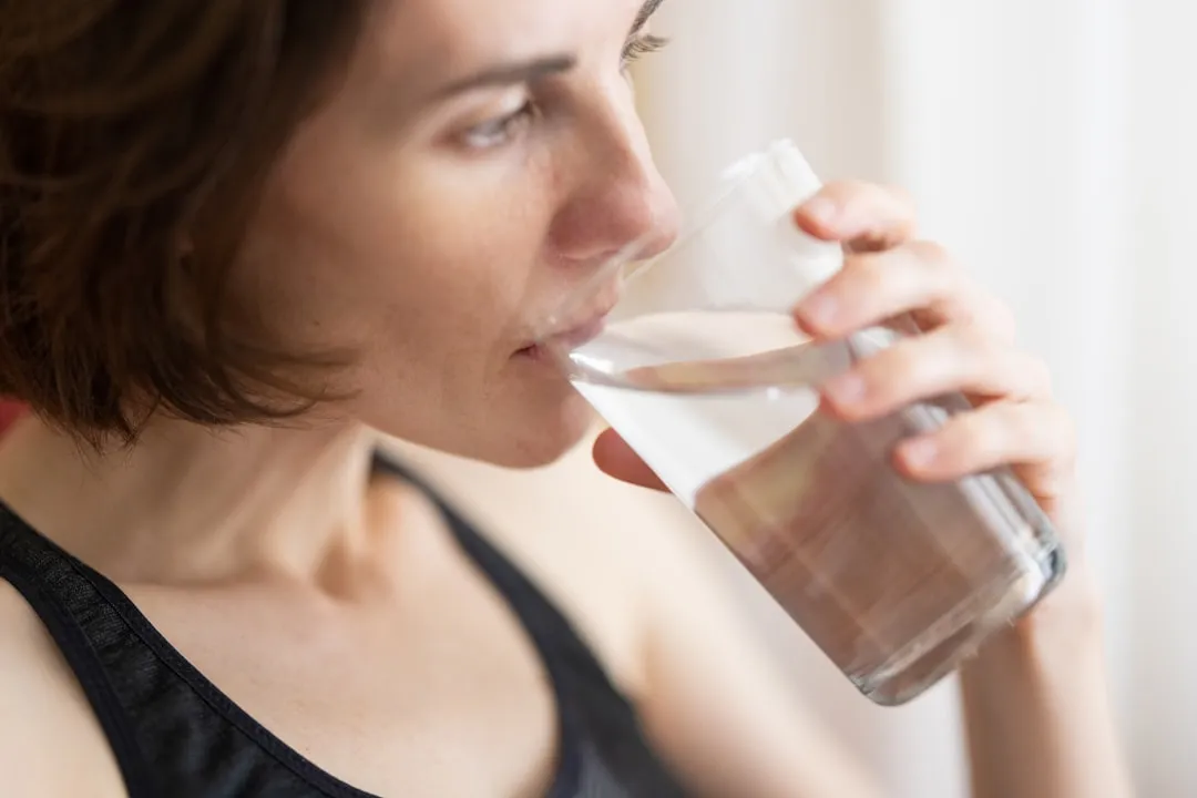 2. Drink Water Constantly and Avoid Coffee or Tea from the Cart (Image Credits: Unsplash)