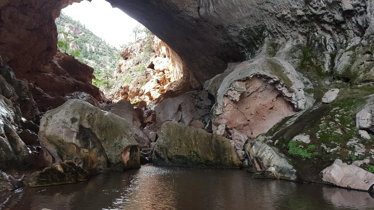 Tonto Natural Bridge: A Geological Wonder Just Outside Town (Image Credits: Pixabay)