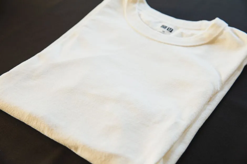 Fold the Sides Inward With a Straight Line From Shoulder to Hem (Image Credits: Pexels)