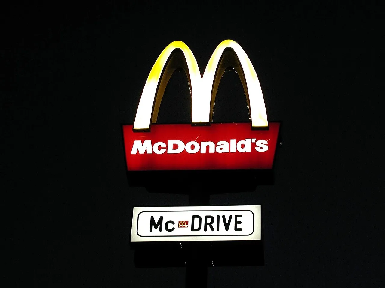 The Rise of Fast Food and the Drive-Thru Default (Image Credits: Pixabay)